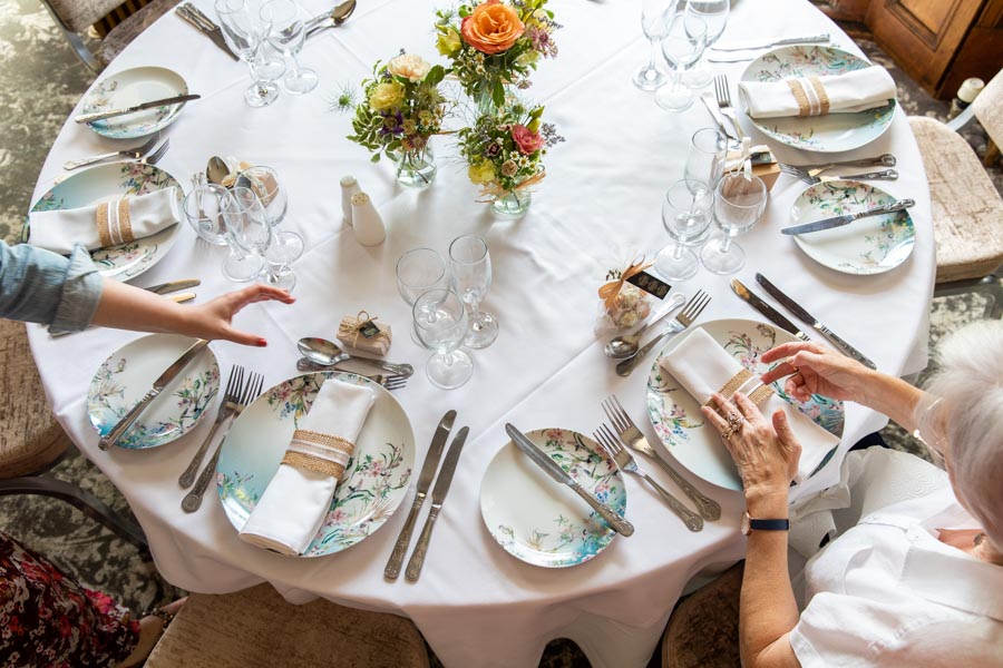 setting the wedding table